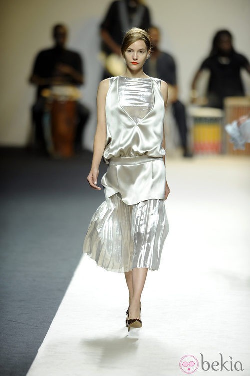 Vestido color plata asimétrico de Duyos para primavera 2012 en Cibeles 2011