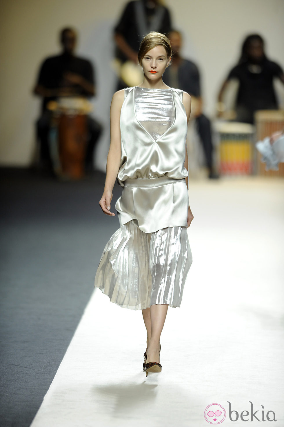 Vestido color plata asimétrico de Duyos para primavera 2012 en Cibeles 2011