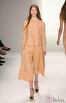 Traje con pantalón de Calvin Klein, colección primavera de 2012
