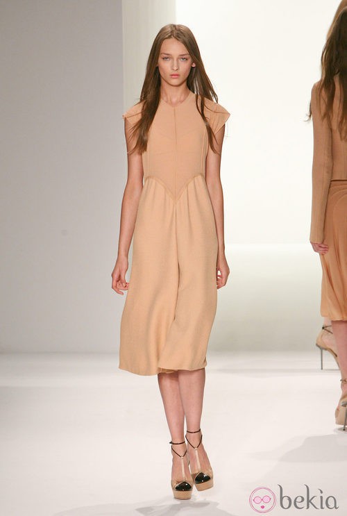 Vestido en tono nude de Calvin Klein, colección primavera de 2012