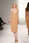 Vestido con líneas plateadas de Calvin Klein, colección primavera de 2012