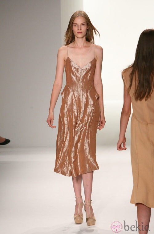 Diseño con brillo metalizado de Calvin Klein, colección primavera de 2012