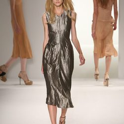 Vestido plateado de Calvin Klein, colección primavera de 2012