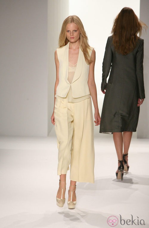 Chaleco en tono marfil de Calvin Klein, colección primavera de 2012