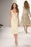 Diseño en tono marfil de Calvin Klein, colección primavera de 2012