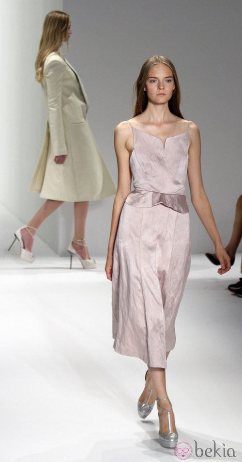Vestido malva con brillo plateado de Calvin Klein, colección primavera de 2012