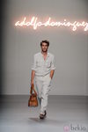 Conjunto en beis con maxibolso y zapatos marrones en el desfile de Adolfo Domínguez primavera 2012