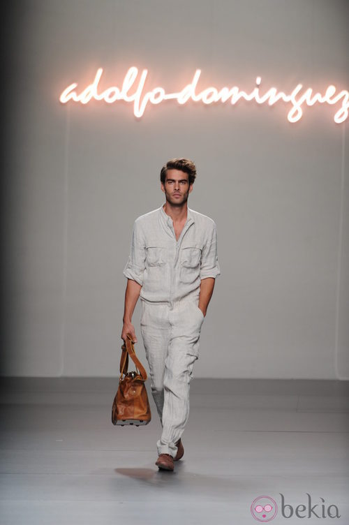 Conjunto en beis con maxibolso y zapatos marrones en el desfile de Adolfo Domínguez primavera 2012