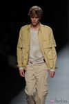 Chaqueta y pantalón en tonos tierra en el desfile de Adolfo Domínguez primavera 2012