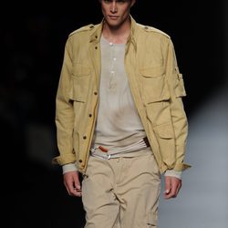 Chaqueta y pantalón en tonos tierra en el desfile de Adolfo Domínguez primavera 2012