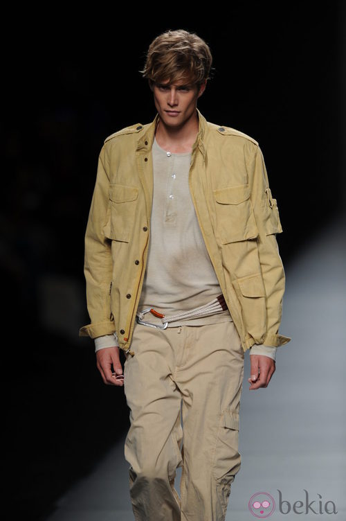 Chaqueta y pantalón en tonos tierra en el desfile de Adolfo Domínguez primavera 2012