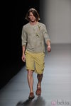 Camiseta y piratas casual en en el desfile de Adolfo Domínguez, colección primavera 2012