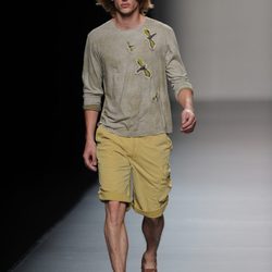 Camiseta  y piratas casual en en el desfile de Adolfo Domínguez, colección primavera 2012