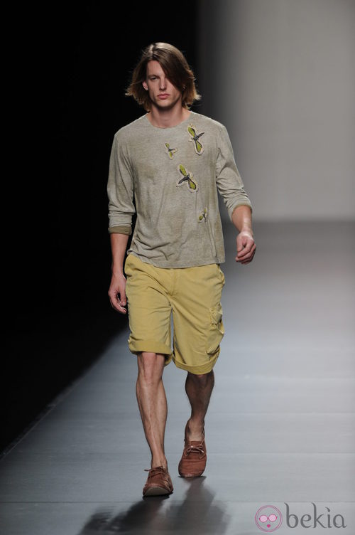 Camiseta y piratas casual en en el desfile de Adolfo Domínguez, colección primavera 2012