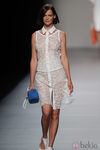 Vestido blanco con cuello en el desfile de Adolfo Domínguez, colección primavera 2012
