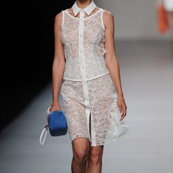 Vestido blanco con cuello en el desfile de Adolfo Domínguez, colección primavera 2012