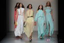 Vestidos vaporosos en tonos pastel en el desfile de Adolfo Domínguez, colección primavera 2012