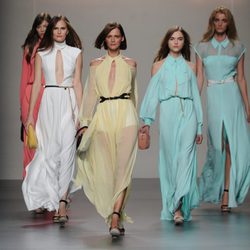 Vestidos vaporosos en tonos pastel en el desfile de Adolfo Domínguez, colección primavera 2012