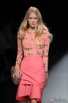 Camiseta con estampado de libélulas y falda rosa en el desfile de Adolfo Domínguez, colección primavera 2012