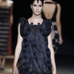 Vestido negro con estampado floral de Miguel Palacio, colección primavera de 2012