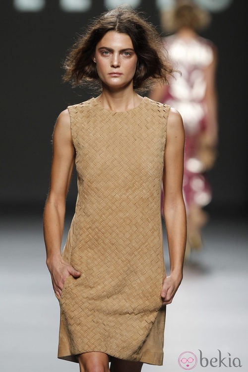 Vestido de ante de Teresa Helbig, colección primavera de 2012