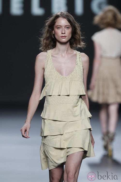 Vestido con volantes asimétricos de Teresa Helbig, colección primavera de 2012