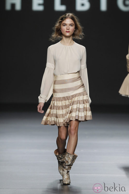 Camisa con antebrazos abullonados de Teresa Helbig, colección primavera de 2012