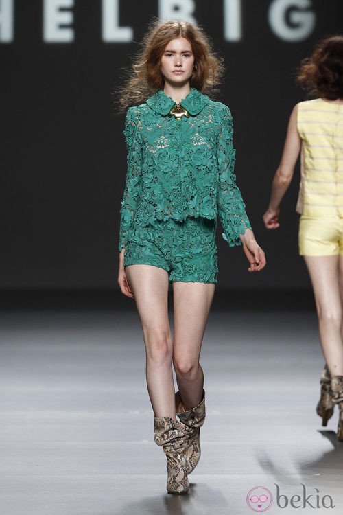 Traje de chaqueta calado con short de Teresa Helbig, colección primavera de 2012