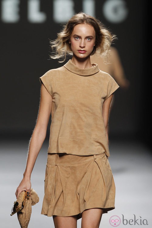 Conjunto de ante de Teresa Helbig, colección primavera de 2012