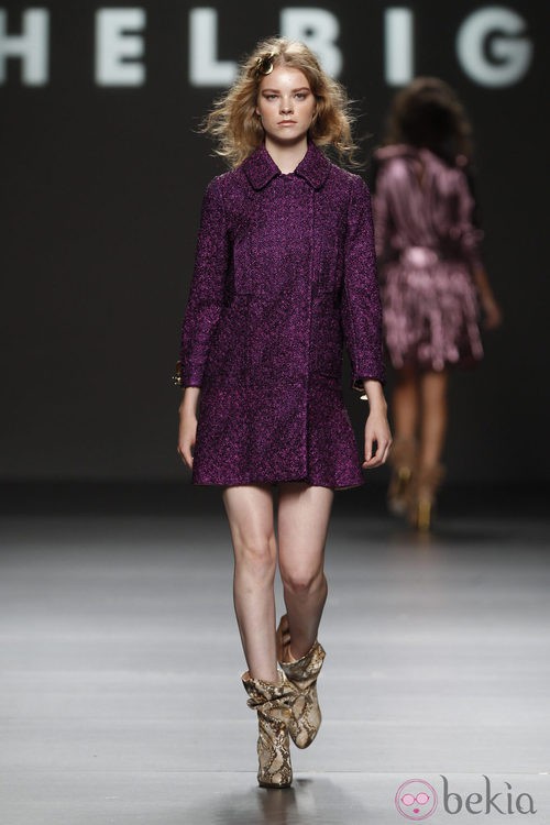 Abrigo con destellos metalizados de Teresa Helbig, colección primavera de 2012