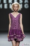 Diseño con rayas y escote pico de Teresa Helbig, colección primavera de 2012