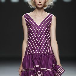 Diseño con rayas y escote pico de Teresa Helbig, colección primavera de 2012