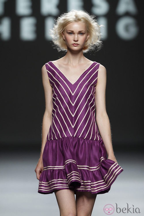 Diseño con rayas y escote pico de Teresa Helbig, colección primavera de 2012