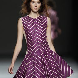 Falda con vuelo a rayas de Teresa Helbig, colección primavera de 2012