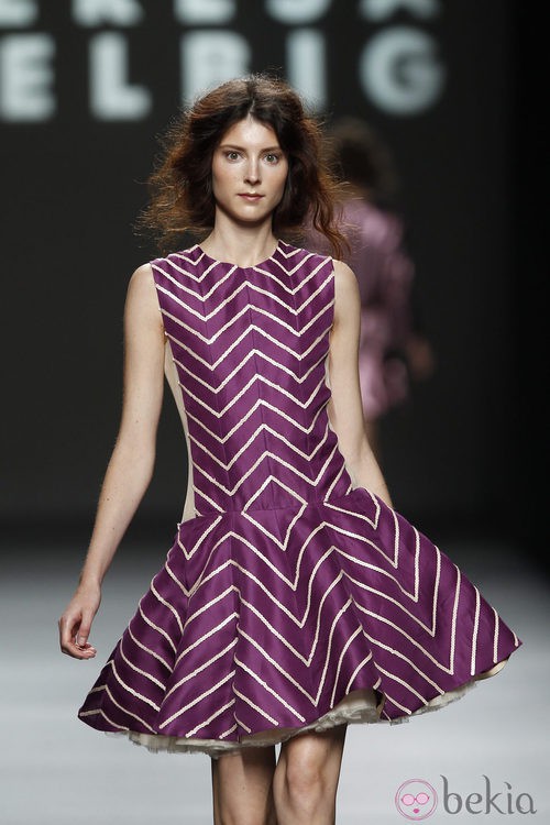 Falda con vuelo a rayas de Teresa Helbig, colección primavera de 2012