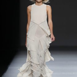 Vestido blanco con volantes de Teresa Helbig, colección primavera de 2012