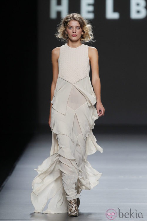 Vestido blanco con volantes de Teresa Helbig, colección primavera de 2012