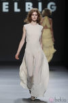 Vestido blanco con falda plisada de Teresa Helbig, colección primavera de 2012