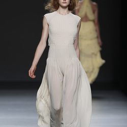 Vestido blanco con falda plisada de Teresa Helbig, colección primavera de 2012