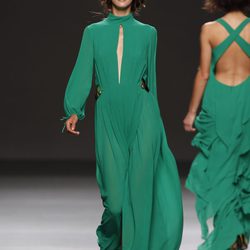 Carmen Kass desfila para Teresa Helbig, colección primavera de 2012