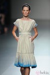 Vestido beig de Victorio & Lucchino en Cibeles, colección primavera/verano 2012