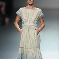 Vestido beig de Victorio & Lucchino en Cibeles, colección primavera/verano 2012