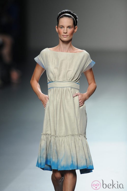 Vestido beig de Victorio & Lucchino en Cibeles, colección primavera/verano 2012