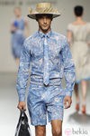 Conjunto estampado azul de hombre de Victorio y Lucchino en Cibeles