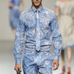 Conjunto estampado azul de hombre de Victorio y Lucchino en Cibeles