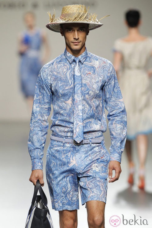 Conjunto estampado azul de hombre de Victorio y Lucchino en Cibeles