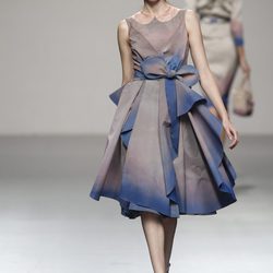 Vestido beig con vuelo de Victorio & Lucchino en Cibeles, colección primavera/verano 2012