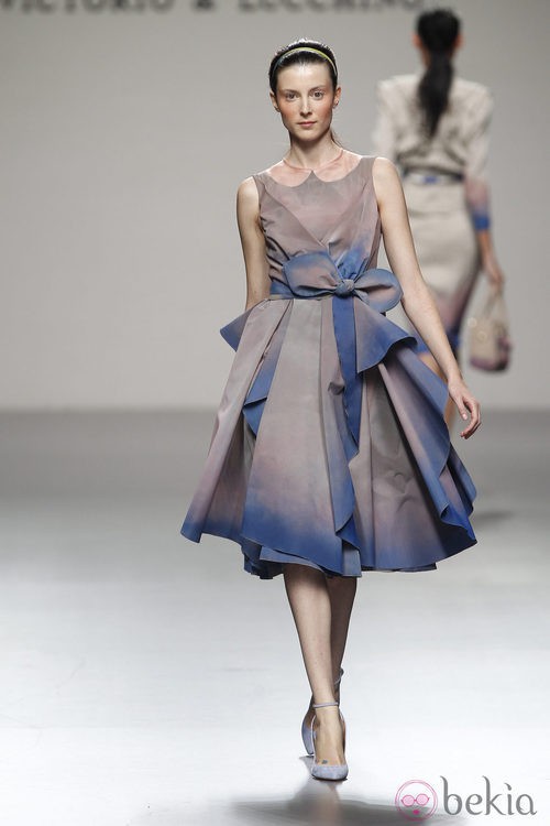 Vestido beig con vuelo de Victorio & Lucchino en Cibeles, colección primavera/verano 2012