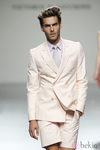 Jon Kortajarena desfila para Victorio & Lucchino en la pasarela Cibeles