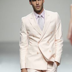 Jon Kortajarena desfila para Victorio & Lucchino en la pasarela Cibeles
